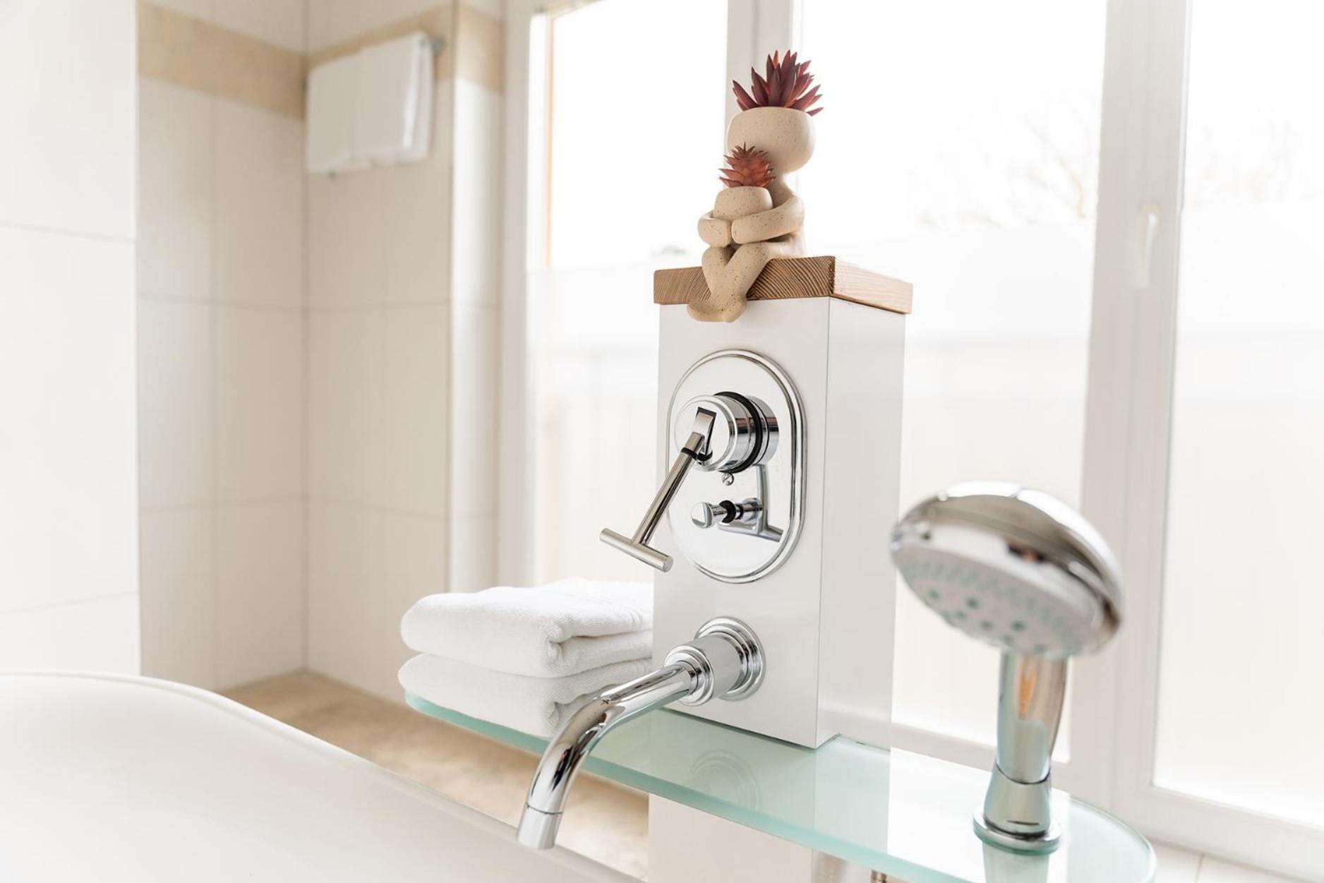 Hotel Vier Jahreszeiten Therme & Kliniken Bad Krozingen Naehe Freiburg & Schwarzwald Ideal Fuer Wellness Kur & Business Ausfluege 24H Check In- Wlan & Parken Gratis ภายนอก รูปภาพ
